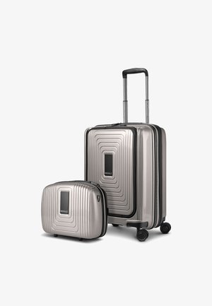 Set aus silbernem Hartschalengepäck mit strukturierten konzentrischen Quadratmuster, einschließlich eines Rollkoffers mit ausziehbarem Griff und einer kleineren Reisetasche.