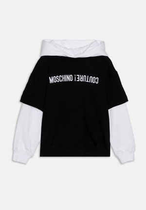 Czarny i biały, oversize'owy sweatshirt z podwójną warstwą. Z przodu znajduje się napis "MOSCHINO COUTURE" w białym kolorze.