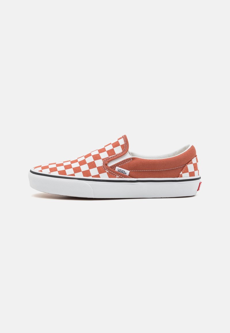 Rot-weiße kariert Slip-On-Sneaker mit gepolstertem Kragen, weißer Gummisohle und schwarzem Rand. Textiloberteil mit strukturierter Oberfläche.