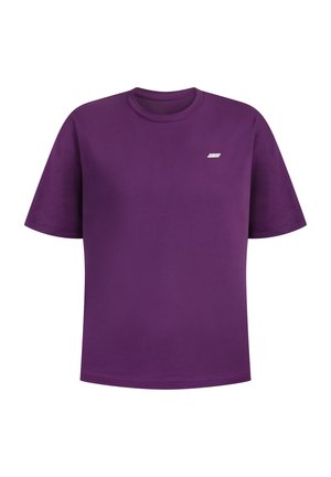 T-shirt in cotone viola con scollatura a girocollo, maniche corte e un piccolo logo sul petto. Tessuto morbido e vestibilità comoda.