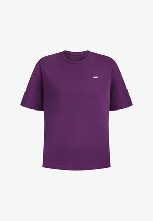T-shirt in cotone viola con scollatura a girocollo, maniche corte e un piccolo logo sul petto. Tessuto morbido e vestibilità comoda.