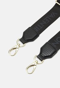 Svart rem med en texturerad läderdel, med guldfärgad hårdvara och ett logomönster på den texturerade webbningen. Två snap-krokar i varje ände.