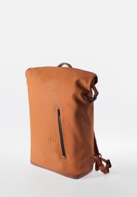 Zaino in pelle marrone con chiusura a roll-top, tasca laterale con zip e spallacci regolabili. Presenta una superficie liscia e un design minimalista.