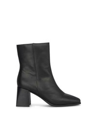 Bottine en cuir noir avec un bout pointu et un talon épais. Texture lisse avec un design minimaliste et sans matériel ou accents visibles.