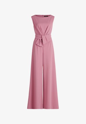 Ärmelloser rosa Jumpsuit mit tailliertem Oberteil, drapiertem Bund und weitem Bein. Hergestellt aus einem weichen Stoff mit glatter Textur.