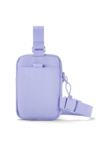 Lila tygpåse med rektangulär form, justerbar rem, framficka och en ögla för nyckelring eller fäste. Strukturerad yta.