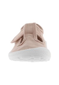 Zapato de tela rosa claro con una suela de goma blanca texturizada. Cuenta con dos correas de Velcro y recortes en los lados para transpirabilidad.