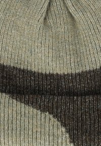 Knit beanie harmaa vihreässä ja tummanruskeassa värimaailmassa. Sisältää ribbikuvioinnin ja vinon kaarteen alaosassa. Pehmeää villasekoitemateriaalia.