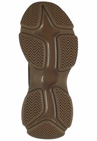 Podeszwa buta wykonana z brązowego kauczuku, z teksturą głębokich wzorów zygzakowatych, zaokrąglonym środkiem i zakrzywionymi krawędziami dla zapewnienia przyczepności i stabilności.