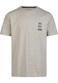T-shirt gris à manches courtes en coton, avec un col rond et le texte "JUST KEEP GOING" en noir sur la zone de la poitrine gauche.