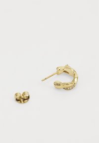 Boucle d'oreille en or avec un design torsadé, agrémentée de pierres précieuses transparentes le long d'un bord. Inclut une boucle d'oreille à clou assortie.