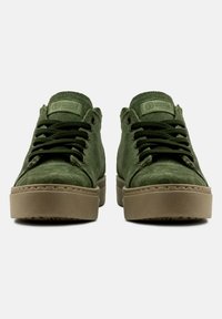 Zielone zamszowe buty z wyściełanym kołnierzem, okrągłym noskiem i płaską gumową podeszwą. Posiadają oczka i dopasowane sznurowadła dla pewnego dopasowania.