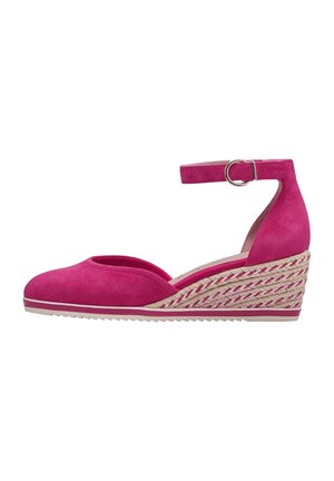 Scarpa con zeppa in suede rosa, con cinturino alla caviglia, punta aperta e dettagli in corda intrecciata testurizzata sul tacco. Suola piatta in gomma per una migliore aderenza.