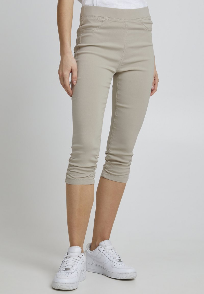 b.young BYKEIRA BYDIXI CAPRI - Pantaloni scurți - cement