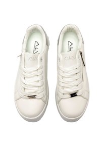 Scarpe da ginnastica in pelle bianca con dettagli in tessuto, design con lacci, colletto imbottito e dettagli con zip laterale. Presentano un logo sulla linguetta e un'etichetta sulla linguetta.