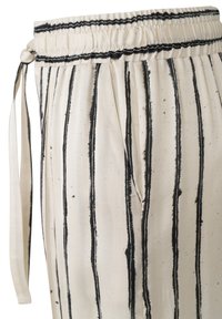 Schwarz gestreifte, beige Stoffhose mit einem elastischen Bund und Kordelzug, ausgestattet mit Seitentaschen und einer weichen, glatten Textur.