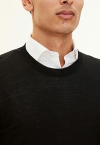 Oscar Jacobson MIGUEL ROUNDNECK - Neule - black tile