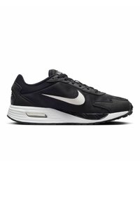 Zapatilla deportiva negra con parte superior de malla, marca en blanco contrastante, cuello acolchado y amortiguación de aire visible en la entresuela. Suela de goma.