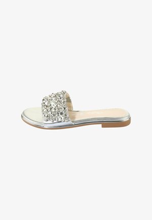 Sølv slide sandal med flat såle, med en juvelert overdel prydet med klare og reflekterende dekorasjoner. Glatt metallisk finish.