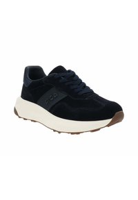 Sneaker in suede blu navy con colletto imbottito, logo laterale nero, suola spessa bianca, suola testurizzata marrone e lacci frontali.