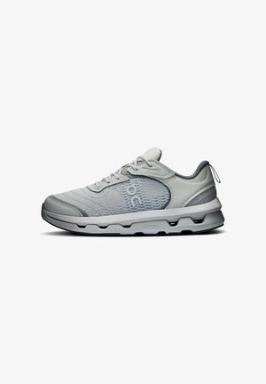 Helle graue Sportschuhe mit einer strukturierten Oberseite, runder Zehenpartie und einem markanten Sohlen-Design. Verfügen über Schnürsenkel und minimale Markenakzente.