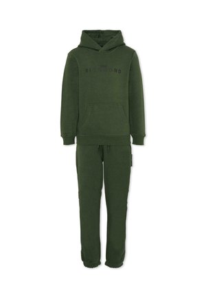 Sweat-shirt à capuche vert avec un pantalon de jogging assorti, comportant une poche frontale, des poignets élastiques et le texte contrasté "RICHMOND" sur la capuche.