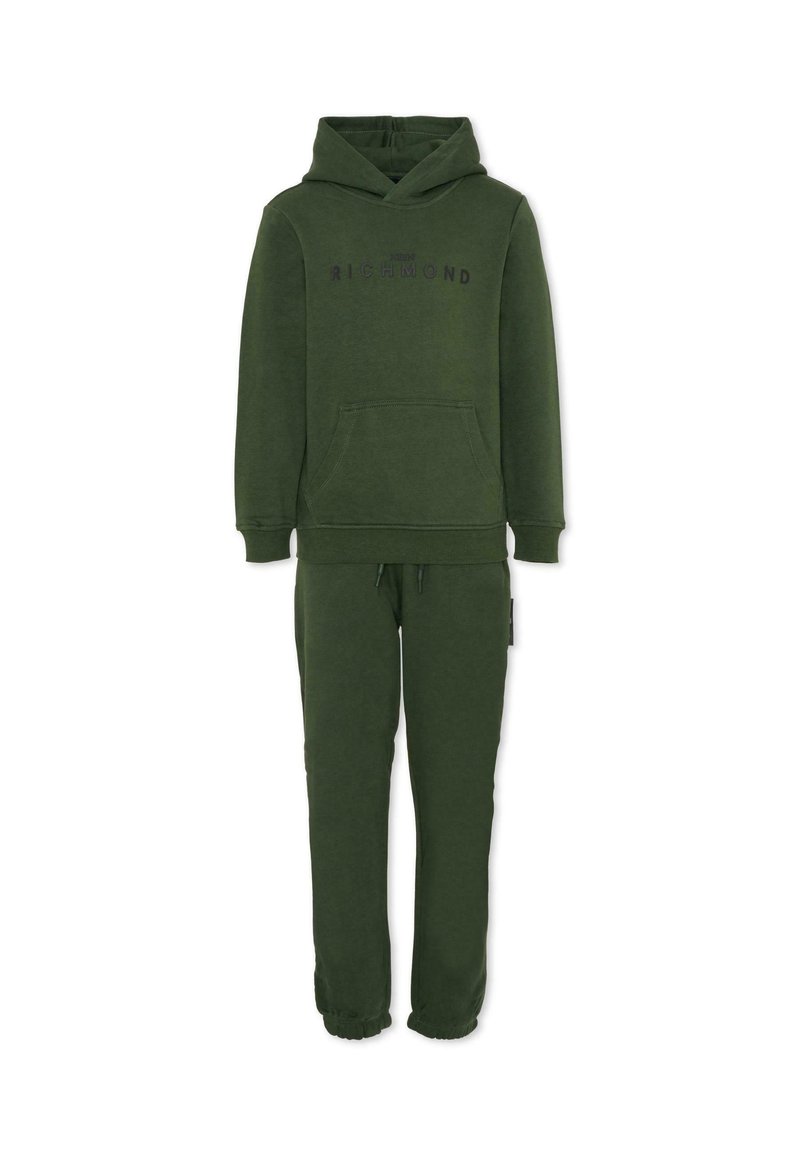 Zielona bluza z kapturem i dopasowane dresy, z kieszenią z przodu, elastycznymi mankietami oraz kontrastowym napisem "RICHMOND" na bluzie.
