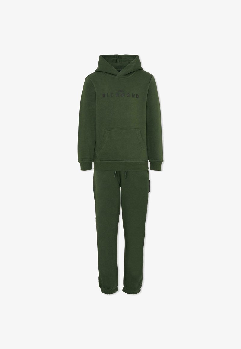 Zielona bluza z kapturem i dopasowane dresy, z kieszenią z przodu, elastycznymi mankietami oraz kontrastowym napisem "RICHMOND" na bluzie.