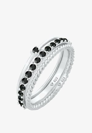 Hõbedane sõrmus mustade kividega, keeratud nöörimustriga, sile bänd ja "925" märgistus, mis näitab sterlinghõbe kvaliteeti.