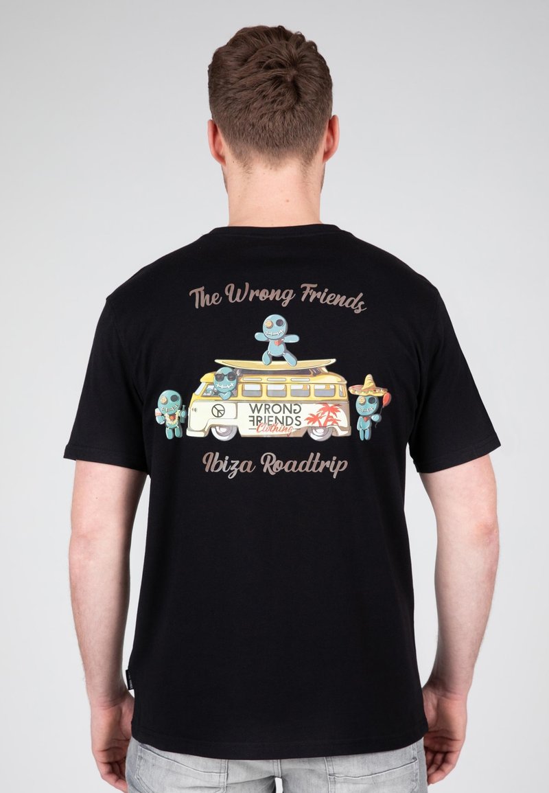 Sort bomulds T-shirt med farverige tegneseriegrafikker af figurer og en varevogn samt teksten "The Wrong Friends Ibiza Roadtrip" på ryggen.
