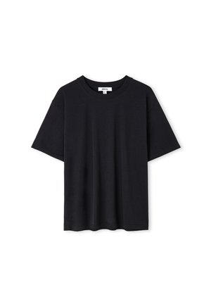 Schwarzes T-Shirt mit kurzen Ärmeln und Rundhalsausschnitt, schlichtes Design und sichtbare weiße Etikette am Kragen.