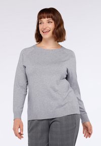 Maglione grigio lavorato a maglia con scollo a girocollo e texture morbida, decorato con piccoli accenti riflettenti sparsi per un tocco di dettaglio in più.