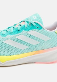 adidas Performance SUPERNOVA STRIDE - Tekaški copati za cesto - flash aqua/footwear white/pulse lime