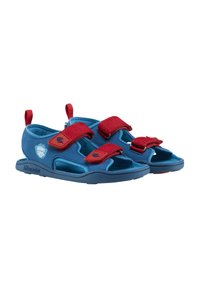 Sandali in tessuto blu con fasce in Velcro rosso, design open-toe e dettagli ritagliati per ventilazione. Suola in gomma con logo sul lato.