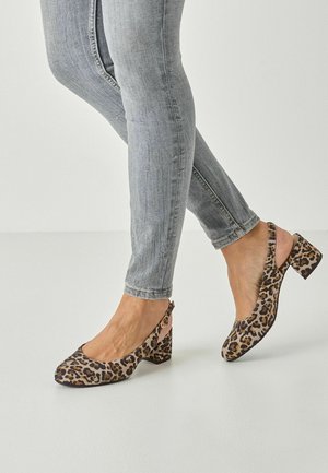 Szpilki na niskim słupku z odkrytą piętą, w panterkę, z zaokrąglonym noskiem, niskim obcasem i ozdobą z boku w postaci klamry. Materiał wydaje się miękki i ma fakturowane wykończenie.