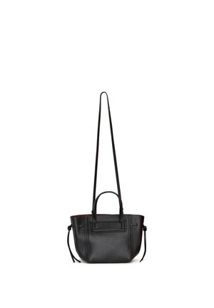 Schwarze Lederhandtasche mit zwei Griffen, einem langen verstellbaren Schulterriemen und Kordelzugdetails an jeder Seite.