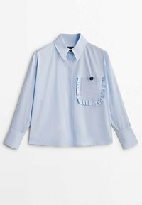 Chemise bleu clair boutonnée avec une poche à volants ornée d'un bouton noir, manches longues et col classique. Texture de tissu lisse.