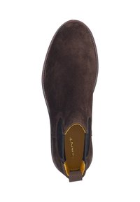 Brązowe zamszowe botki Chelsea z elastycznymi panelami bocznymi, okrągłym noskiem, żółtą podszewką oraz przeszywaną podeszwą zewnętrzną dla zwiększonej trwałości.