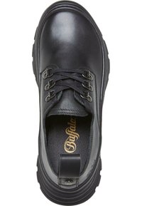Chaussure noire en cuir avec œillets métalliques et lacets noirs. Dispose d'une semelle intérieure texturée et d'une languette à l'arrière pour un enfilage facile. Semelle en caoutchouc.