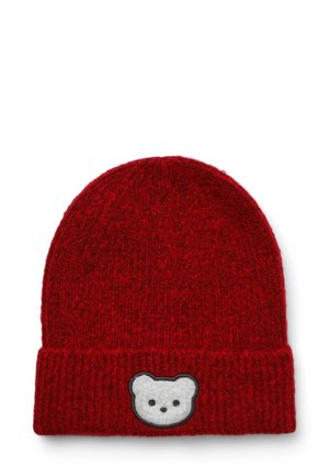 Beanie rosso lavorato a maglia con una texture morbida, caratterizzato da una toppa con il volto di un orso bianco ricamato sul polsino piegato. Forma arrotondata nella parte superiore.