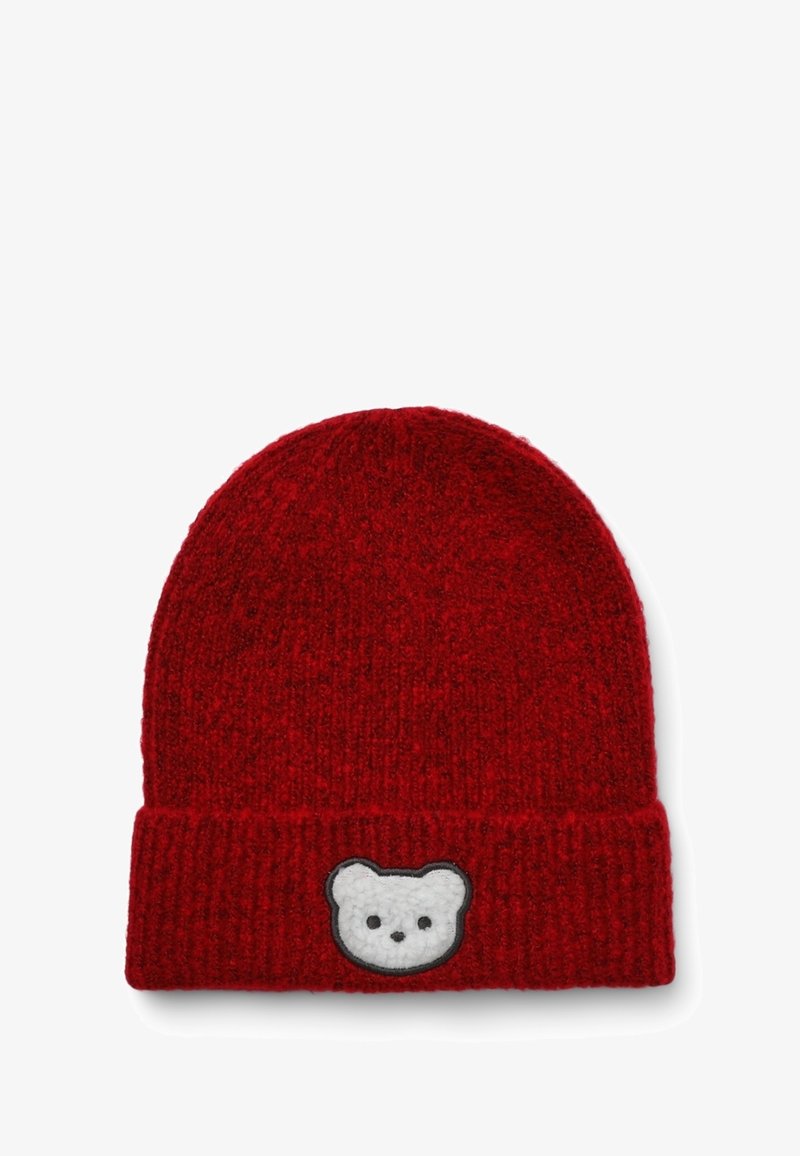 Beanie rosso lavorato a maglia con una texture morbida, caratterizzato da una toppa con il volto di un orso bianco ricamato sul polsino piegato. Forma arrotondata nella parte superiore.