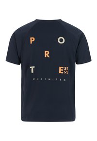 Camiseta azul marino de manga corta con textura de malla, que presenta impresiones de letras coloridas "PRO T E EST 93 UNLIMITED" en la parte trasera.