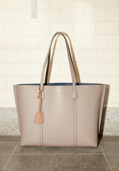 Tory Burch PERRY TRIPLE COMPARTMENT TOTE - Kandekott - clam shell