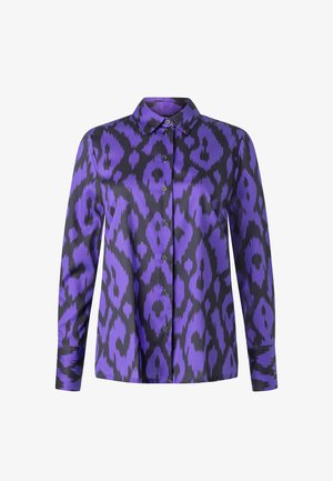 Camisa de manga larga en púrpura con un patrón de print de leopardo negro, que incluye un cuello, cierre de botones y una textura de tela suave.