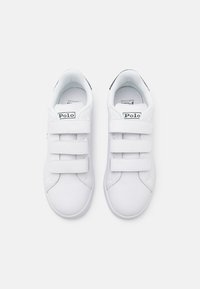 Weiße Sneakers mit drei breiten Klettverschlüssen, runder Zehenpartie und glattem synthetischen Material. "Polo"-Logo auf der Zunge in Schwarz.