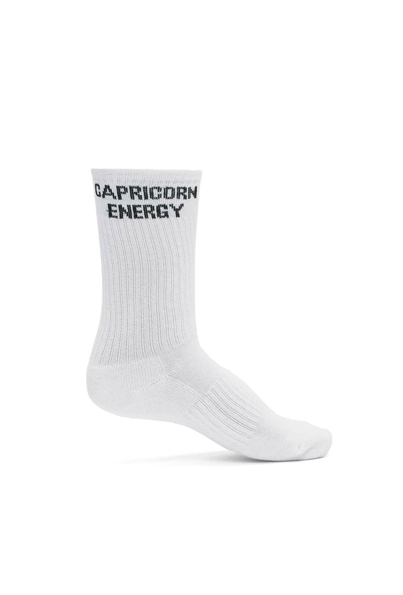 Valge puuvilla seguga sokk ribakujundusega, millel on must "CAPRICORN ENERGY" tekst ääres. Üheksapaikne disain.