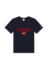 Navyblauwe katoenen t-shirt met "CHAMPION" in vet rood lettertype, met een rond logo en "ATHL. DEPT." eronder. Korte mouwen, ronde hals.