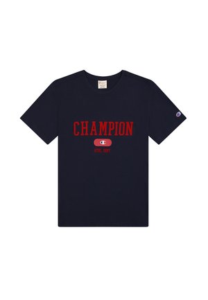 Navyblauwe katoenen t-shirt met "CHAMPION" in vet rood lettertype, met een rond logo en "ATHL. DEPT." eronder. Korte mouwen, ronde hals.