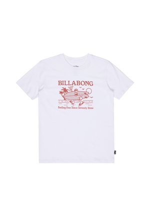 Biały t-shirt z krótkim rękawem z czerwonym nadrukiem przedstawiającym kreskówkowego surfera, palmy, ptaki i tekst "BILLABONG Feeling Free Since Seventy three."
