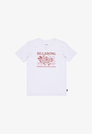 Wit T-shirt met korte mouwen met rode afbeelding van een cartoon surfer, palmbomen, vogels en tekst "BILLABONG Feeling Free Since Seventy three."